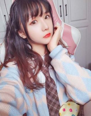 将军掀开她的乳罩揉捏她的胸